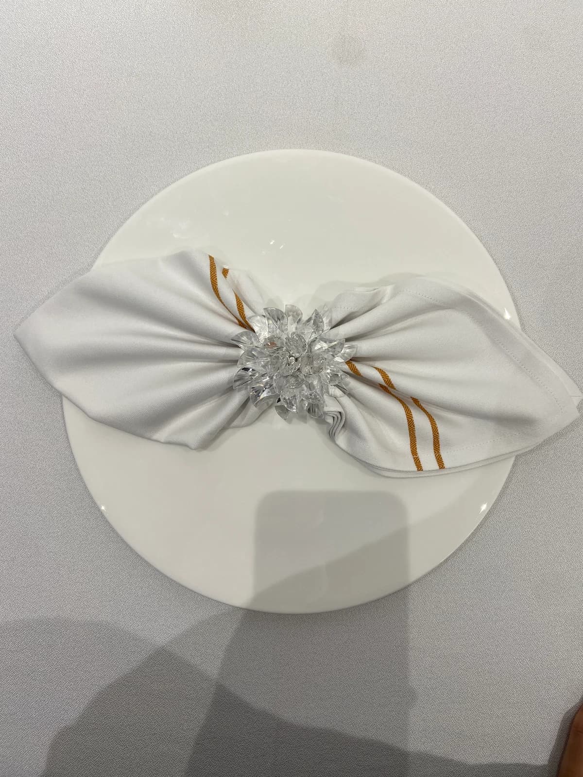 Gold-tone stripe napkins, White / gold tone