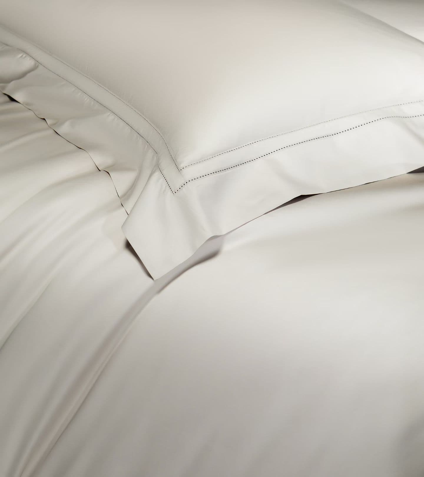 Coordinated hotel bedding set